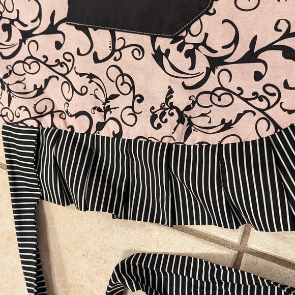 Pink and black apron - Picture 3 of 4